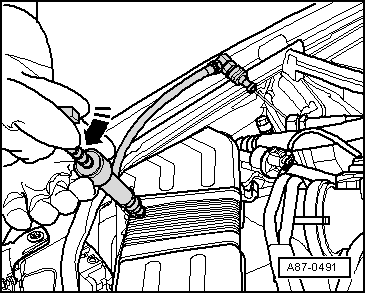 Detecting leaks in refrigerant circuit using leak detecting system -VAS 6196- or leak detecting system -VAS 6201- or a later model
