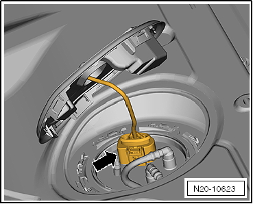 Checking function and voltage supply of the fuel pump, engine code CWVA